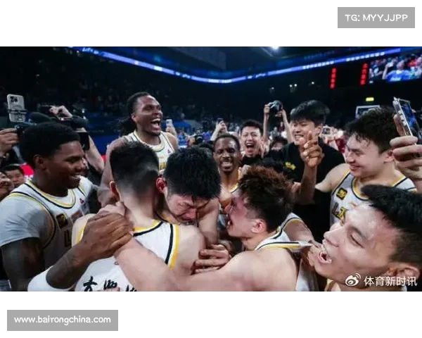 布朗孙铭徽联手并肩作战展现激情与实力的精彩瞬间